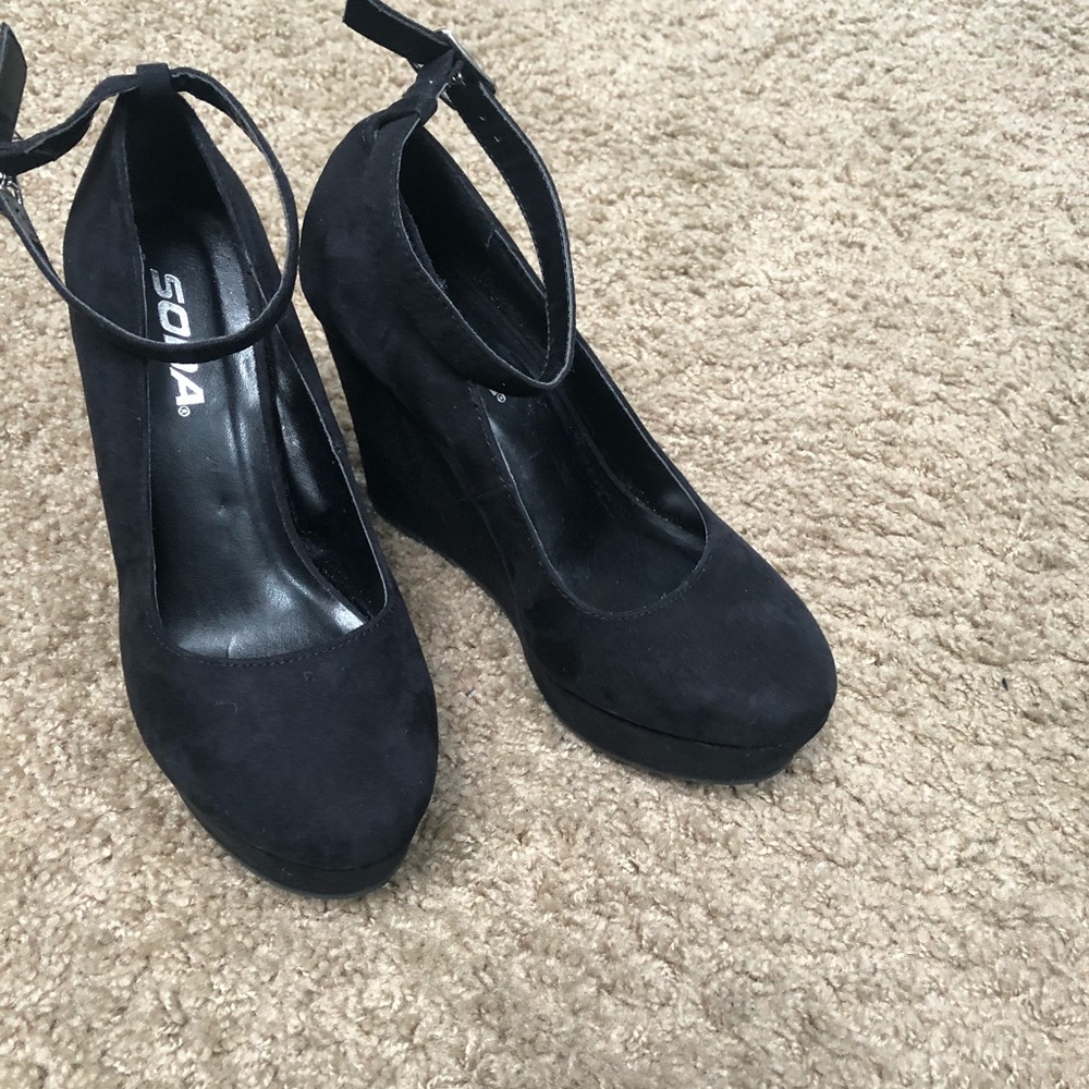 Soda Platform Mary Jane Pumps